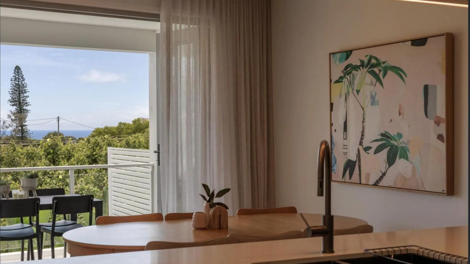 Stylish Noosa Home, Steps To The Beach! Sunshine Beach